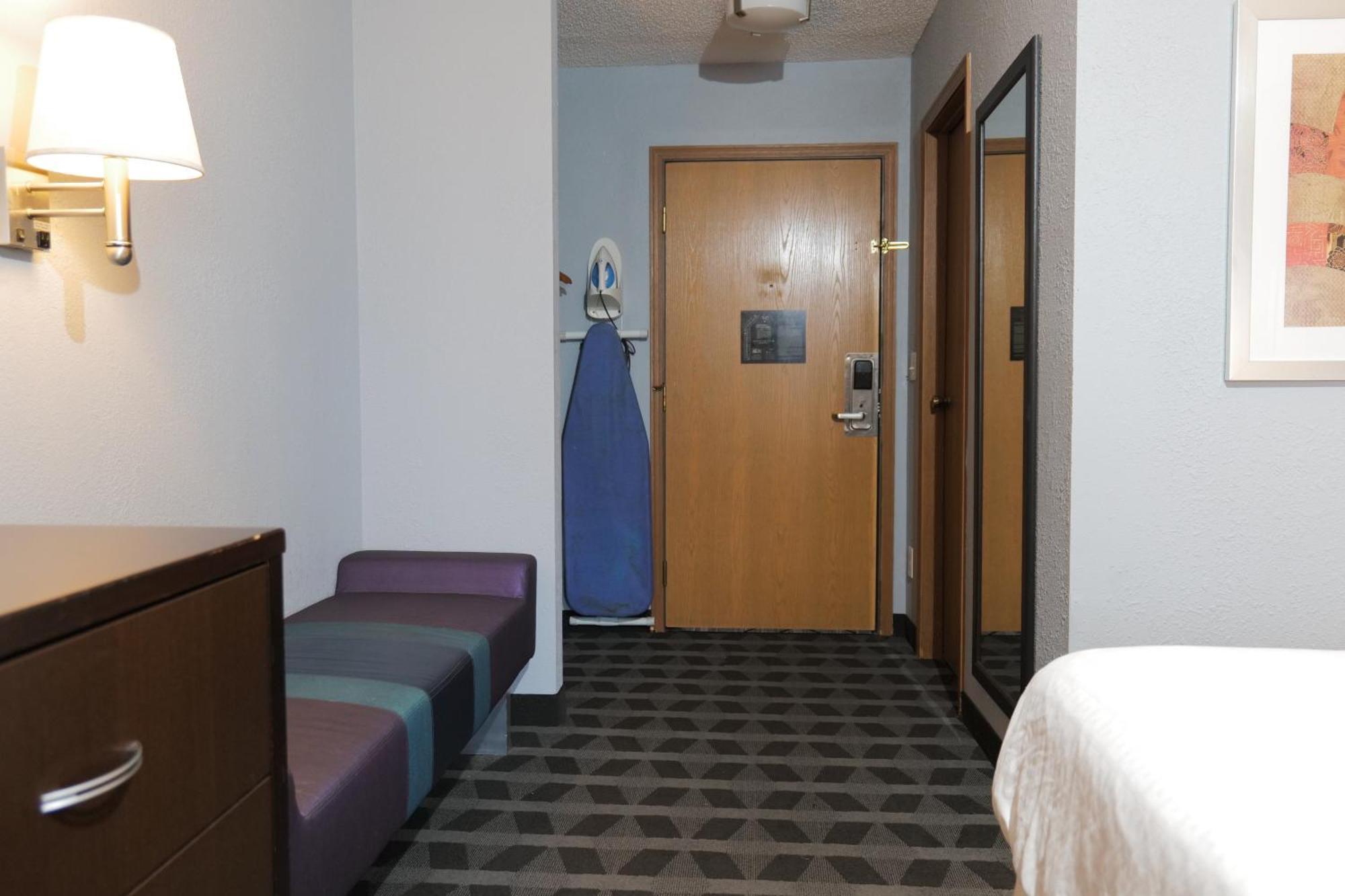 Baymont By Wyndham Flint Airport North Hotel Kültér fotó